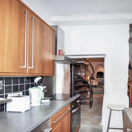 2 Bedroom Gorgeous In Des Corbier *